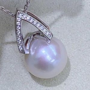 Elegant pearl earrings and pendant set in S925.